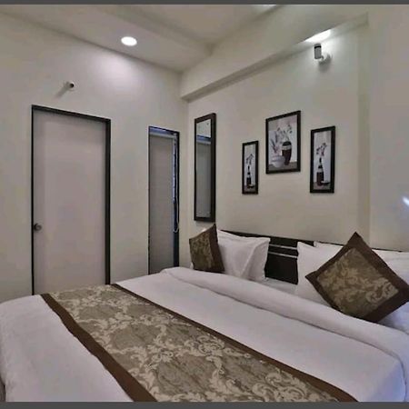 Oyo 80228 Hotel Richa Halol Екстер'єр фото