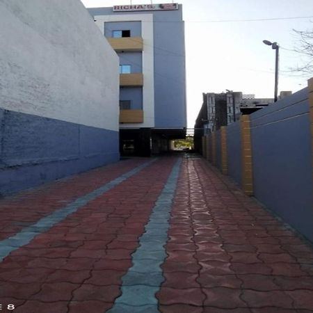 Oyo 80228 Hotel Richa Halol Екстер'єр фото
