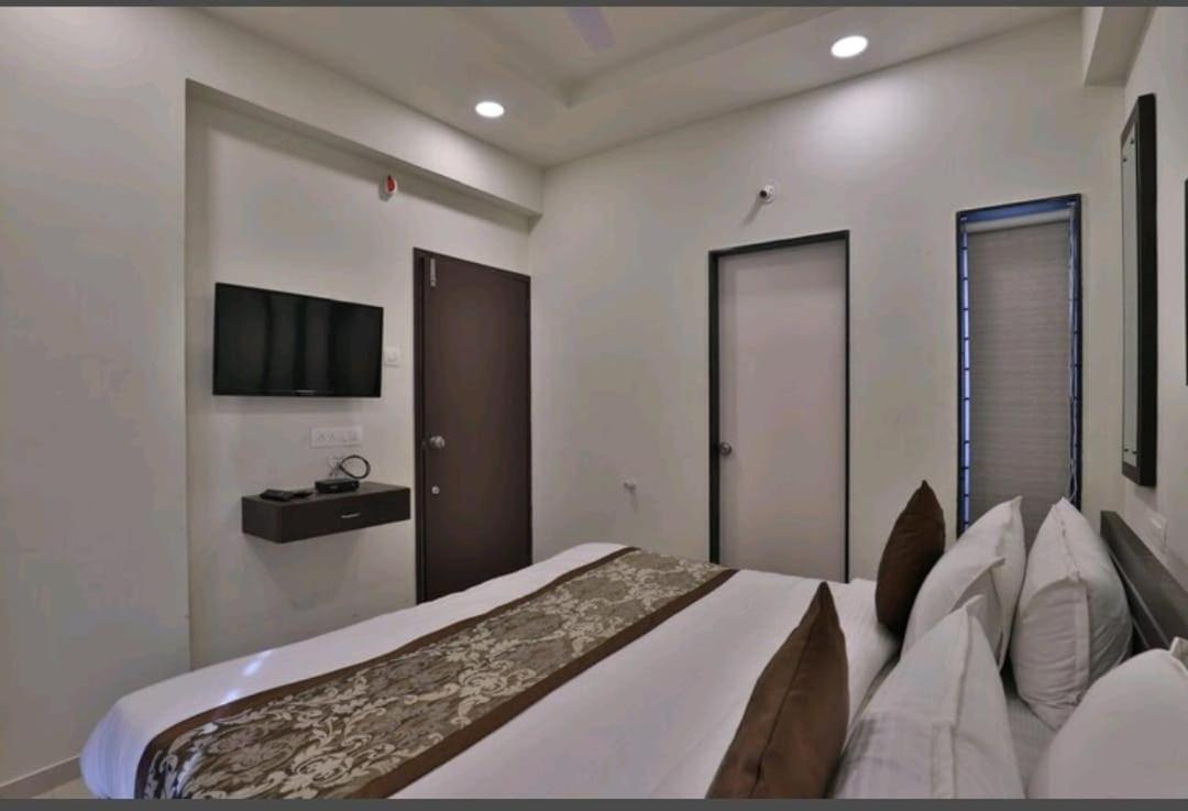 Oyo 80228 Hotel Richa Halol Екстер'єр фото
