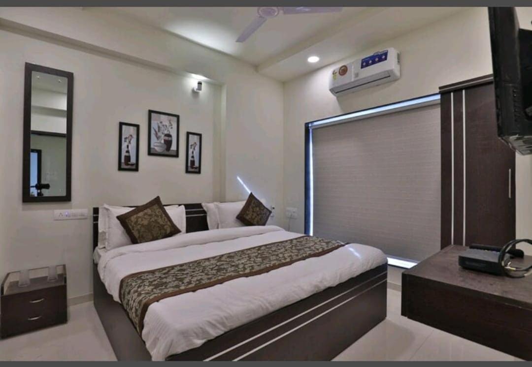 Oyo 80228 Hotel Richa Halol Екстер'єр фото