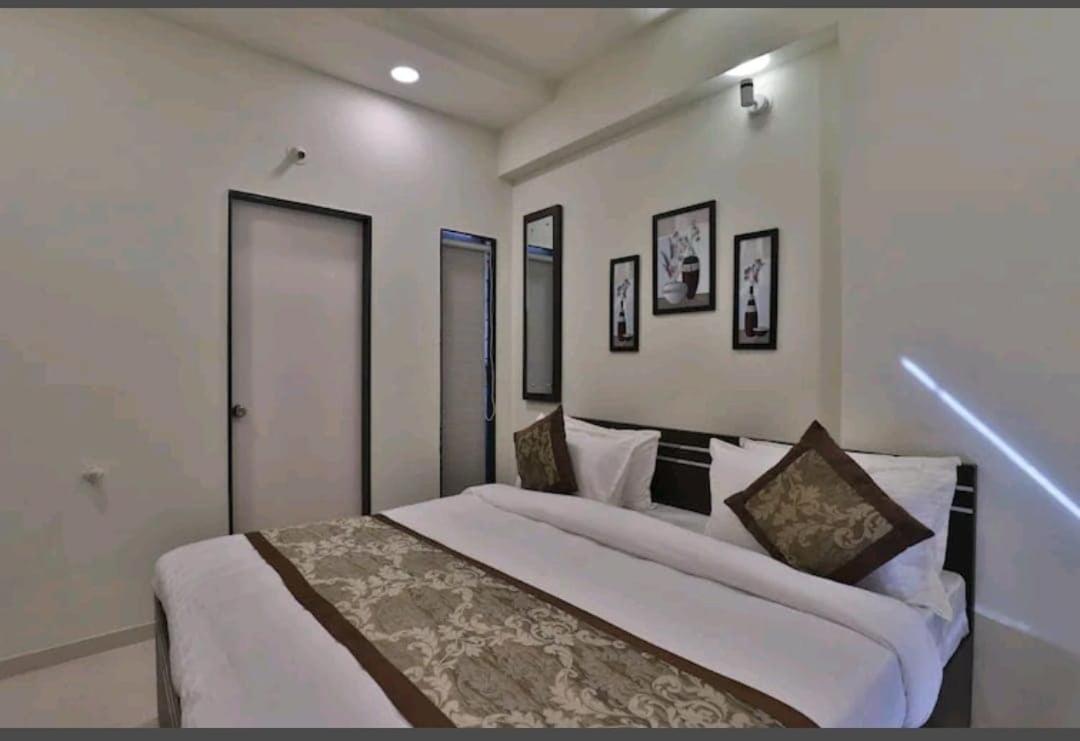 Oyo 80228 Hotel Richa Halol Екстер'єр фото