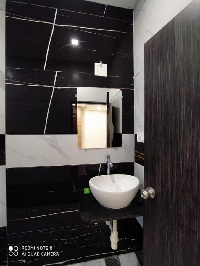 Oyo 80228 Hotel Richa Halol Екстер'єр фото