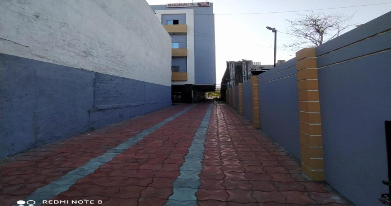 Oyo 80228 Hotel Richa Halol Екстер'єр фото